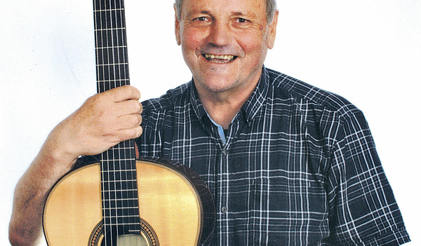 Walter Nimmerfall gestaltet mit seiner Gitarre Sonntagsmessen, Lobpreisabende, Einkehrtage sowie Lieder- und Singabende (in Krankenhäusern und Altenheimen).   