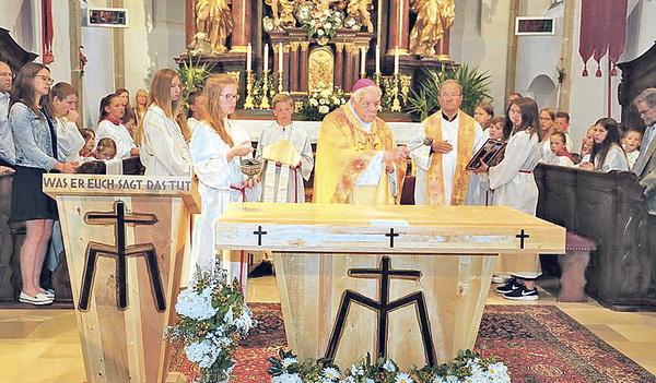 Bischof emeritus Maximilian Aichern besprengt den Altar mit Weihwasser, den heimische Künstler als Geburtstagsgeschenk für Pfarrer Karl Arbeithuber angefertigt haben. 