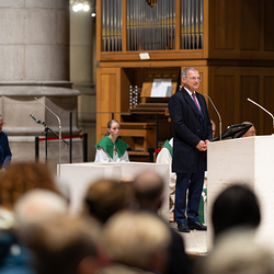 LH Thomas Stelzer bedankt sich bei der Kirchenzeitung 