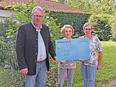 Pfarrverwalter Eduard Jungwirth (links) dankt Hilde Riedl und Sieglinde Starzinger von der KFB. 