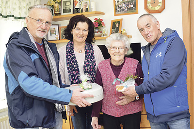 Die beiden 'Essensfahrer' Ignaz Märzinger und Josef Lindorfer mit Anna Pfeil (zweite von links) bei (Maria Jungwirth aus Stift am Grenzbach, die mit Essen auf Rädern versorgt wird. 