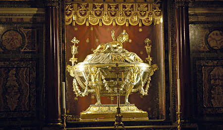 Krippenreliquiar unterm Hauptaltar