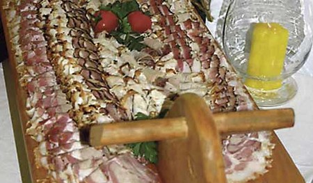 Geburtstagsfeier, Gottfried Gansinger 70 Jahre, Ried im Innkreis, Verwandtschaft, Freunde, Familie,  Fest im Garten Gansinger, Wilflingsederstra?e 29, kaltes Buffet, Holzschwein-Servierbrett