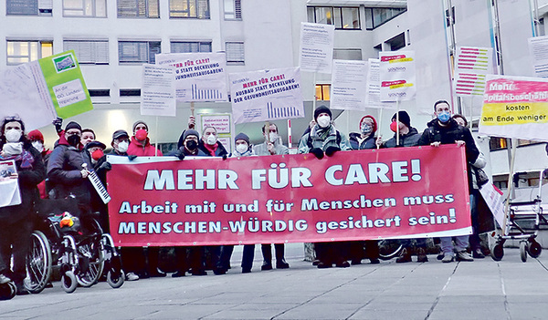 Die Menschenkette startete beim Krankenhaus der Barmherzigen Brüder in Linz   