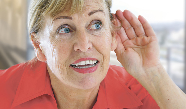 Im Alter nimmt die Hörfähigkeit ab. Das führt zu Problemen und Unsicherheiten bei Gesprächen.   