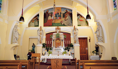 Blick in den Altarraum der Anstaltskirche des Landesklinikums Mauer-Öhling. Unten: Fassade des „Gesellschaftshauses“. Die gesamte Spitalanlage wurde von 1898 bis 1902 von Carlo von Boog und seinem Mitarbeiter Erich Gschöpf errichtet.
