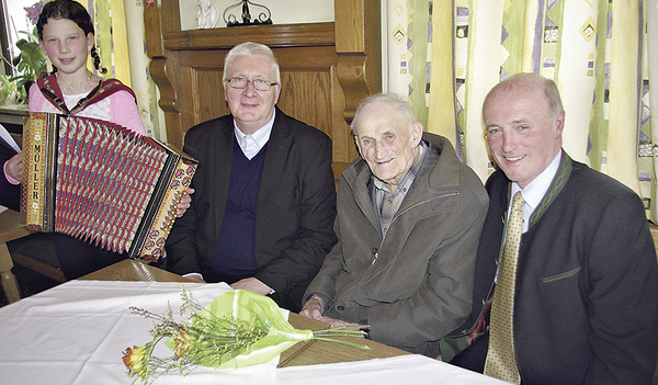 Die elfjährige Elena spielte ihrem Uropa ein Ständchen. Von links: Pfarrer Gregor Dabrowski, der Jubilar und Schardenbergs Bürgermeister Josef Schachner.   