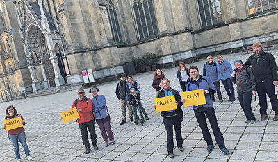  Singend und betend zogen sie am Petersplatz ein. In Oberösterreich gab es Solidaritätsbekundungen – etwa am Domplatz in Linz.  