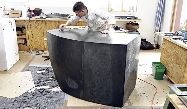 Hartmut Hintner gestaltete den Kirchenraum in der Pfarrkirche Vöcklamarkt. Hier arbeitet er an einem Wachsmodell des neuen Altartischs. Der Altar wurde 2016 von Bischof Manfred Scheuer geweiht. Der Bildhauer wurde 1970 in Gsies in Südtirol geboren.