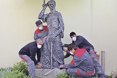 Statue des Kirchenpatrons Nikolaus von der Flühe