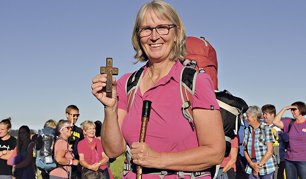Rompilgerin Margit Schmidinger mit dem Holzkreuz, das sie geschenkt bekommen hat. Sie möchte es bei ihrer Ankunft in Rom gerne Papst Franziskus überreichen.   
