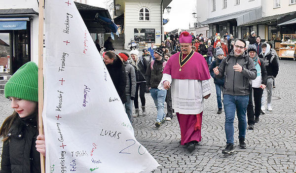 Wallfahrtsdirektor und Stiftspropst Klaus Metzl (Bild Mitte)  begrüßte die Ostermiethinger Gruppe, als erste große Wallfahrt in diesem Jahr in Altötting. 