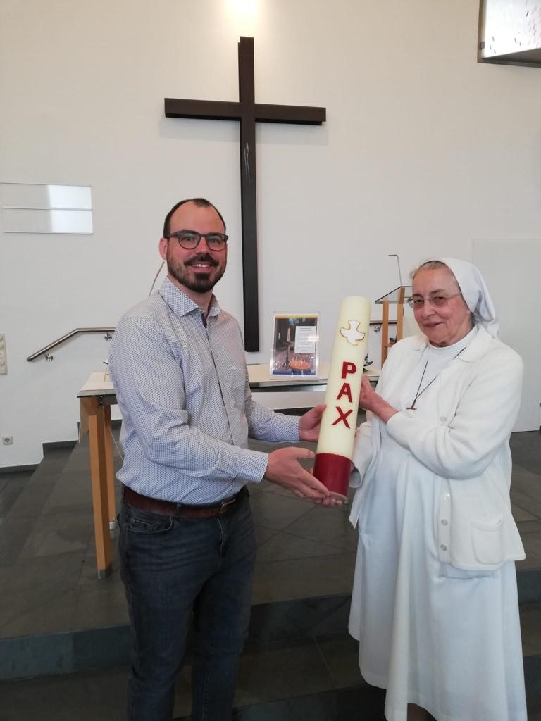 Forum der christlichen Kirchen in OÖ/Samuel Ebner Der Pfarrer der Evangelisch-methodistischen Kirche Martin Obermeir-Siegrist und Schwester mit der Friedenskerze