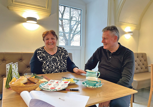 Herta Grüneis im Gespräch mit Pfarrer Gerald Geyrhofer: „Die Leute vertrauen ihr“, sagt der Priester. 