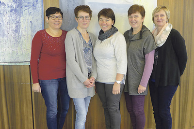 Zu Besuch in Schloss Puchberg: Die Frauen der Katholischen Frauenbewegung (kfb) Bad Kreuzen kamen zu den „Tagen für Bäuerinnen und Frauen vom Land“. Diese finden seit über 40 Jahren statt. Auf dem heurigen Programm standen u. a. Vorträge über das Bet