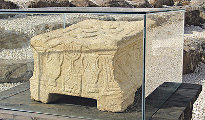 Ein Stein mit dem siebenarmigen Leuchter aus dem 1. Jahrhundert nach Christus – der Zeit Jesu – gefunden in der Synagoge von Magdala  