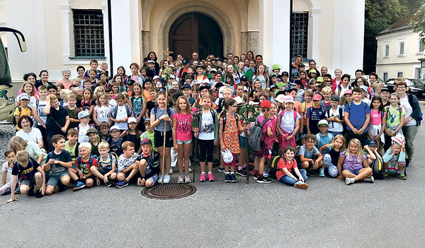 Die Volksschulen Reichersberg, Kirchdorf–Mühlheim und Weilbach–St. Georgen–Mörschwang vor der Wallfahrtskirche in Maria Schmolln.