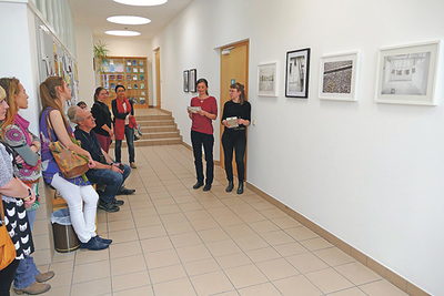 Kunst „Im Vorbeigehen“: hier Studierende im Gespräch mit Keramikkünstlerin Sophie Danzer (li.) und Kuratorin Susanne Winder. 