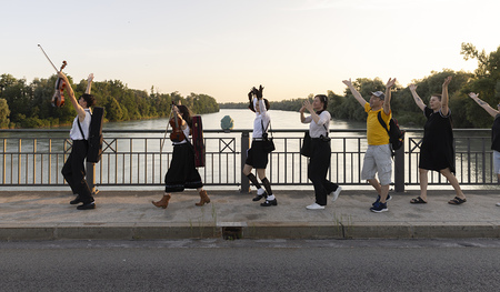 Das Festival findet auch auf der Brücke zwischen Braunau und Simbach statt