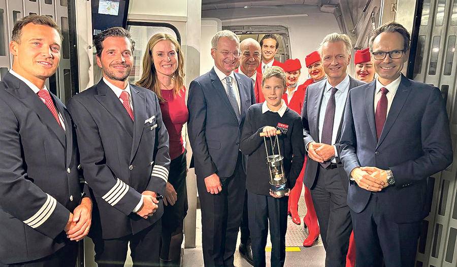 Übergabe des ORF-Friedenslichts am Flughafen Wien-Schwechat an  Friedenslichtkind Florian Mitter, Landeshauptmann Thomas Stelzer und ORF-Landesdirektor Klaus Obereder. 