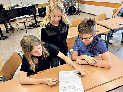 Die Schüler:innen des Gymnasiums Dachsberg beim gemeinsamen Komponieren.  