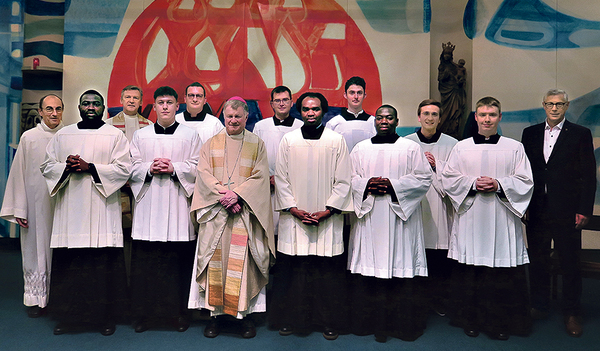 Die Gemeinschaft der Priesterseminaristen mit Bischof Manfred Scheuer (Mitte). Geleitet wird das Seminar von Regens Slawomir Dadas (3. von links).  