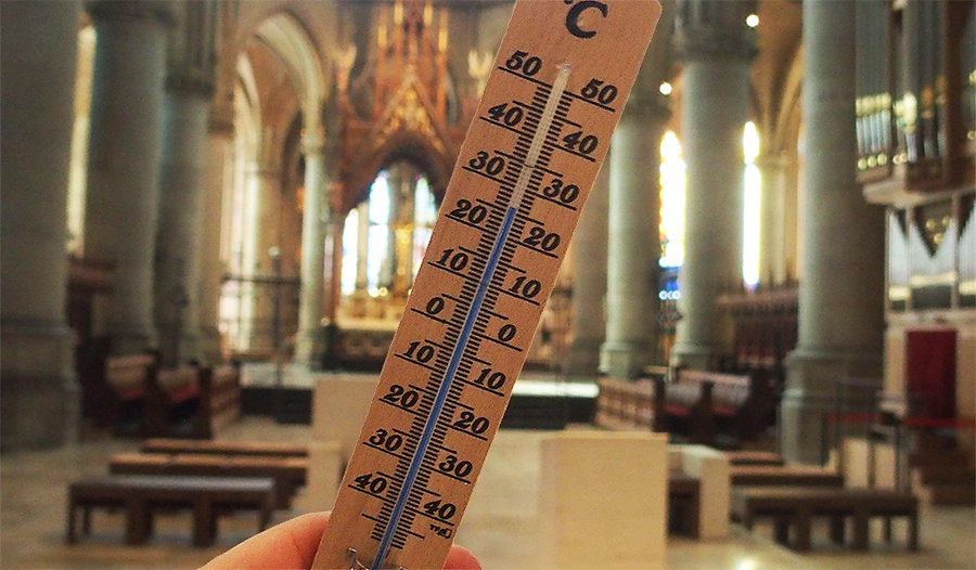 26 Grad Celsius hatte es am Montag im Linzer Mariendom, während es vor dem Dom 33,5 Grad heiß war. Deutlich kühler war es in der Krypta mit 18 Grad. 