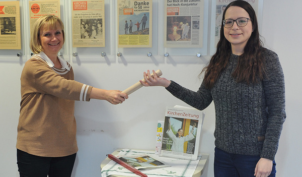 Brigitta Hasch (links) übergibt an Lisa-Maria Langhofer.  