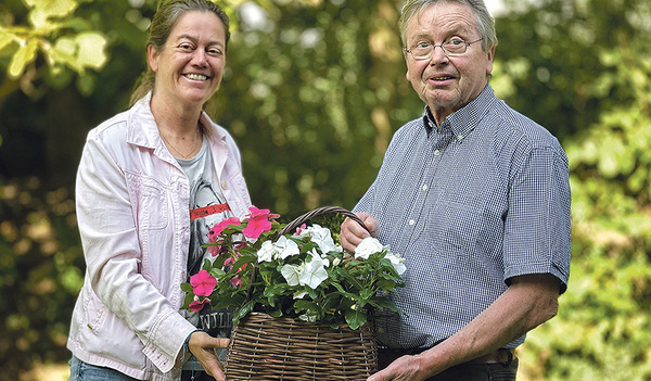 Kirchzenzeitungsredakteurin Elisabeth Leitner-Litzlbauer mit dem Jubilar Franz Julius Brock    