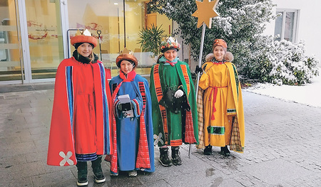 Kinder sammeln Spenden für die „Hilfe unter gutem Stern“. Im Bild: Sternsinger:innen aus der Pfarre Kollerschlag. 