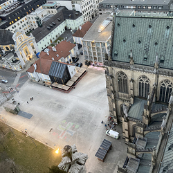 Blick auf den Domplatz und die ausgetretenen Pfade.