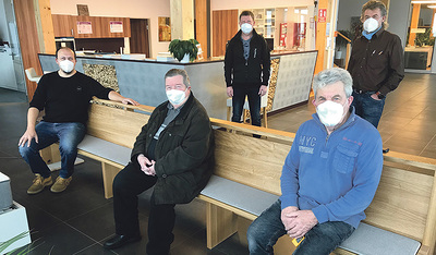 Pfarrer Alfred Höfler (vorne Mitte) und das Renovierungsteam sitzen schon mal Probe  auf den neuen Kirchenbänken.   
