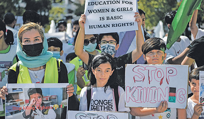 Auf dem Plakat oben steht „Bildung für Frauen und Mädchen ist ein menschliches Grundrecht“. Genau dieses scheint durch die Taliban bedroht, weshalb die kfb fordert, vorrangig Frauen aus Afghanistan zu retten. Rechtlich möglich, sagt Jurist A. Wimmer.