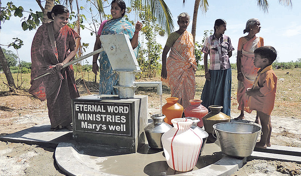 Dorfbewohnerinnen mit einem von ORA finanzierten Brunnen   