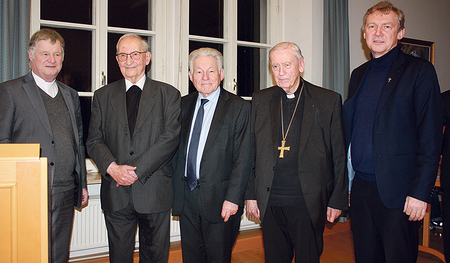 Der Autor Prof. Hans Hollerweger (2. von links) mit ICO-Obmann Slawomir Dadas (von rechts), Altbischof Ludwig Schwarz, Altlandeshauptmann Josef Pühringer und Bischof Manfred Scheuer.