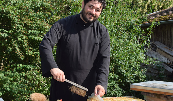 Der serbisch-orthodoxe Pfarrer Dalibor Brnzej aus Braunau bei seinen Bienenstöcken 