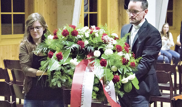 Kranzniederlegung in Erinnerung an die Opfer des Lagers Ternberg   