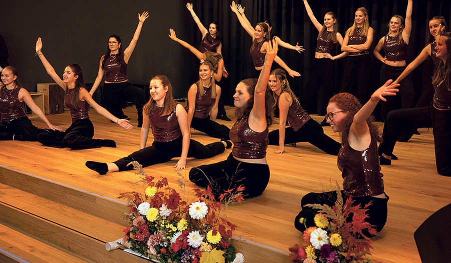 Tanzeinlage von Schülerinnen der BAfEP beim Festakt.     /  Don Bosco Schulen Vöcklabruck Tanzeinlage von Schülerinnen der BAfEP beim Festakt.