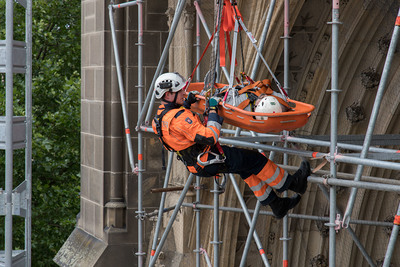 Das Abseilen außen am Turm ermöglicht eine sichere und schonende Rettung. 