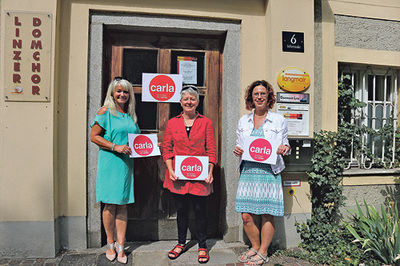 Die Carla-Mitarbeiterinnen Gabriele Hönekl und Elke Kastner mit Lisa Steinkogler, Leiterin der Carla-Standorte der Caritas in Oberösterreich (v.l.)