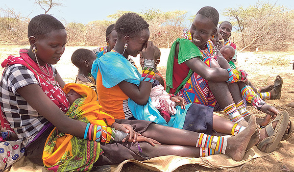 Mädchen vom Stamm der Samburu aus den Dörfern der gleichnamigen Region  im Norden Kenias. Vor allem für Mädchen und Frauen ist Bildung wichtig.   