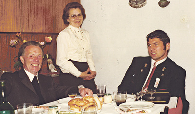 Maria Obermayr (Mitte) mit Prälat Johann Weidinger und einem Pfarrmitarbeiter in Hallstatt.  