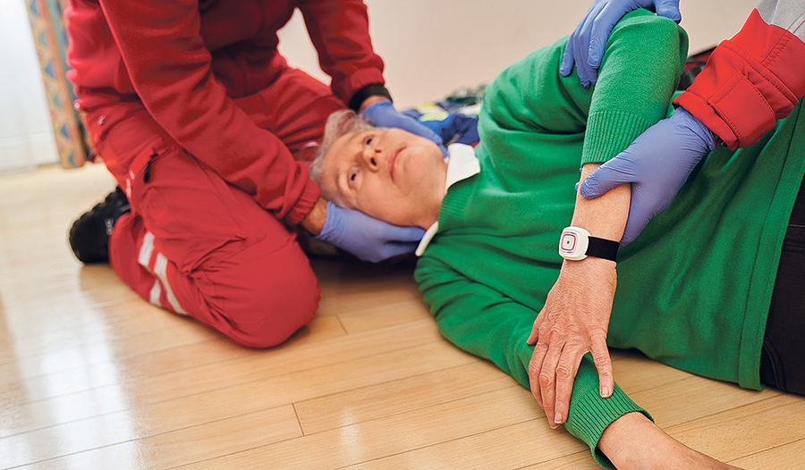 Mit einem Druck auf das Armband wird eine Verbindung zur Rettung hergestellt.   