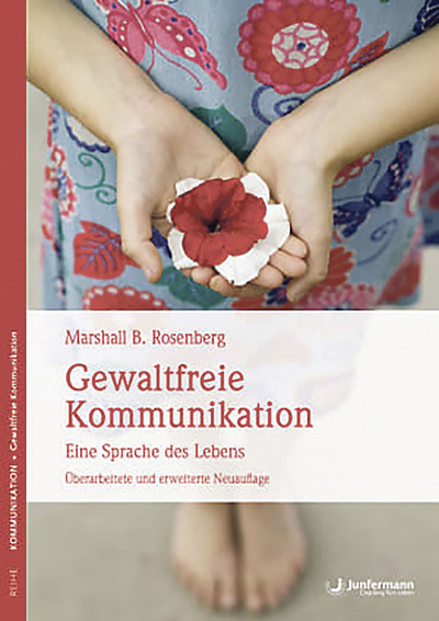 Das Standardwerk des 2015 verstorbenen Psychologen und Kommunikationstalents Marshall B. Rosenberg ist unter dem Titel 'Gewaltfreie Kommunikation' erhältlich.