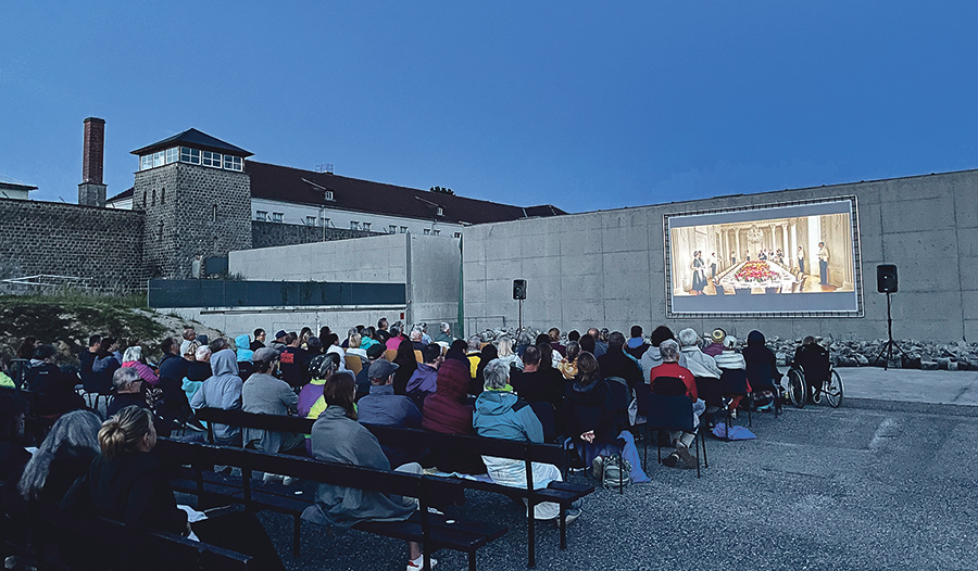 Filme vor dem Besucher:innenzentrum der KZ-Gedenkstätte Mauthausen.   