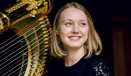 Laura Hinterleitner ist bei „Chorus Angelorum“ an der Harfe zu hören. 