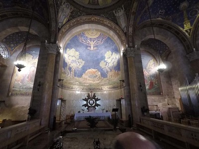 Der seit der Antike hoch verehrte Todesangst Christi Felsen – vor dem Altar der Getsemani-Basilika. 