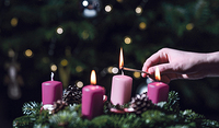 Die Kerze in Rosa kündet von Vorfreude. / Erzdiözese Salzburg (eds)/Hiva Naghshi Die Kerze in Rosa kündet von Vorfreude.