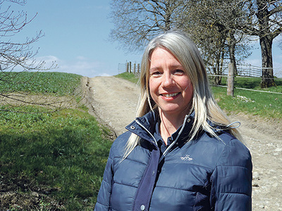 Christa Mitter pflegt einen respektvollen und gewaltfreien Umgang mit ihrem Pferd. 