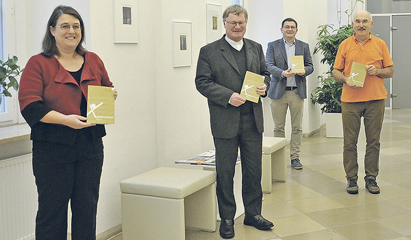 Übergabe: Pastoralamtsdirektorin Gabriele Eder-Cakl, Bibelwerk-Leiter Franz Kogler und KirchenZeitungs-Chefredakteur Heinz Niederleitner übergaben Bischof Manfred Scheuer die erste Ausgabe von „Weihnachten feiern“.